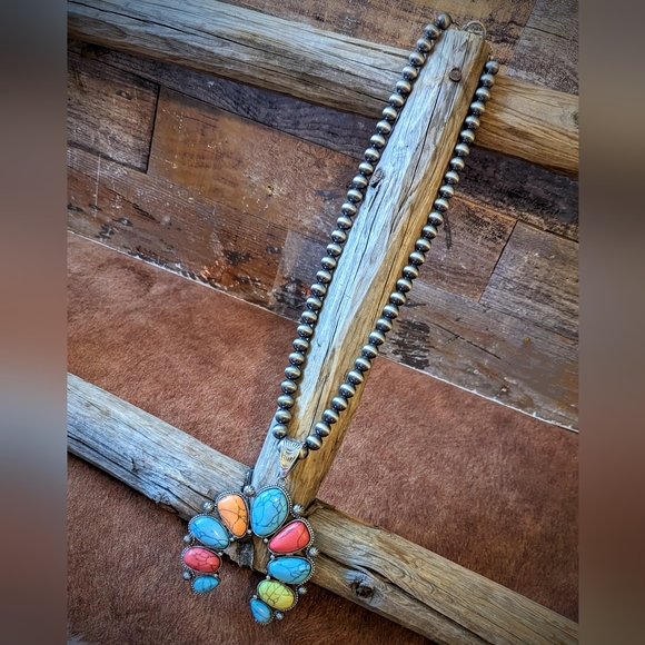 New Handcrafted Faux Turquoise Stone Squash Pendant Beaded Necklace - Picture 6 of 9